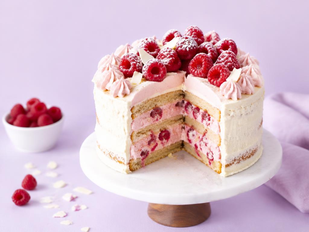 Nežna malinova torta z belo čokolado