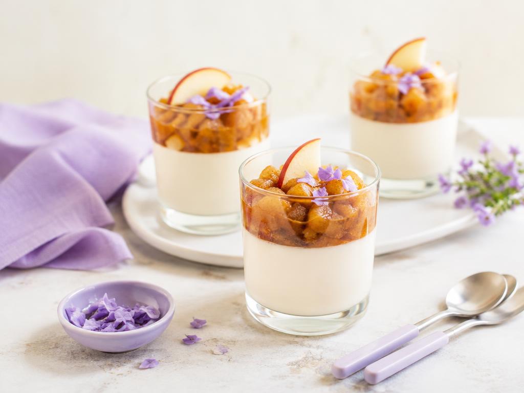 Jabolčna panna cotta v kozarcu s cimetovimi jabolki